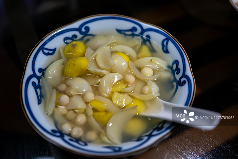 苏州传统秋季时令甜汤：栗子、百合、芡实图片素材