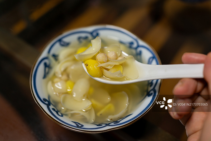 苏州传统秋季时令甜汤：栗子、百合、芡实图片素材