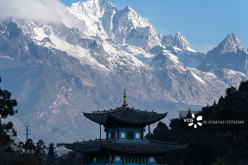 中国古建筑与雪山图片素材