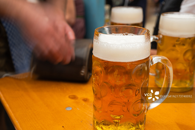 2024啤酒节：购买一杯啤酒图片素材