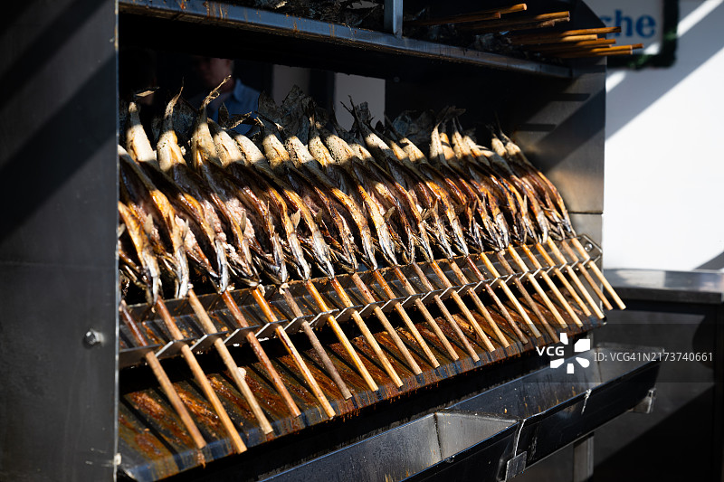 2024年啤酒节：Fischer Vroni帐篷里的烟熏鱼串图片素材