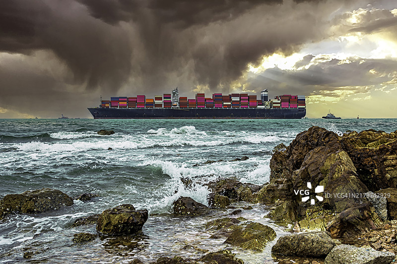 在海上运输集装箱的货船图片素材