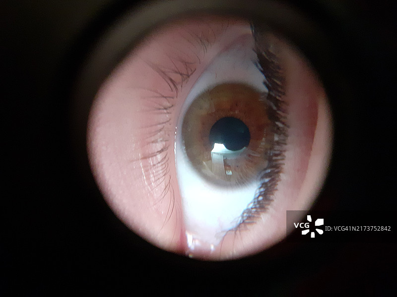 从猫眼向外看的男人图片素材