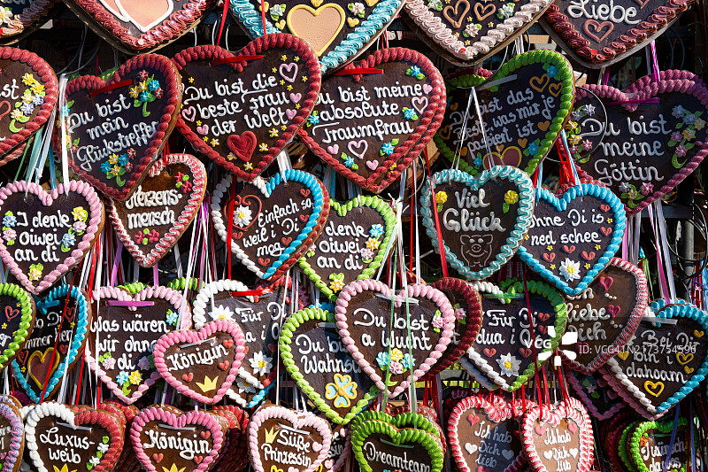 2024啤酒节：姜饼爱心图片素材