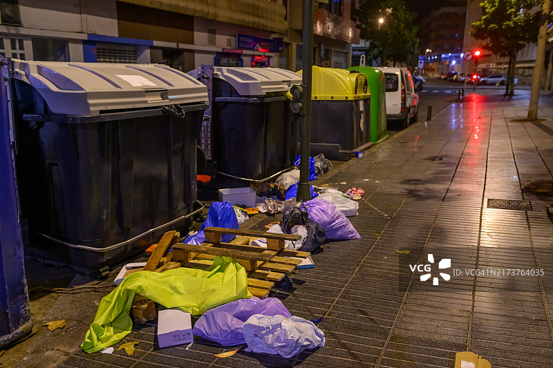 垃圾箱旁街道上洒落的垃圾图片素材