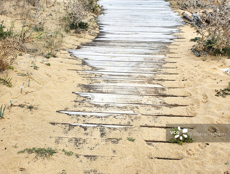 被沙子覆盖的木制走道图片素材