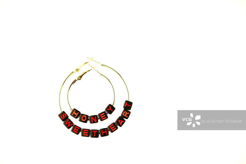 白色背景上的爱意耳环图片素材