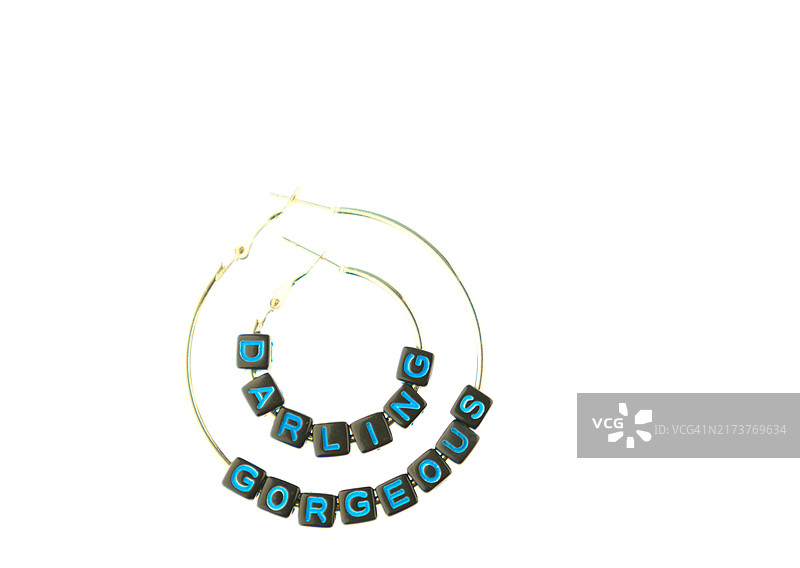 白色背景上的爱意耳环图片素材