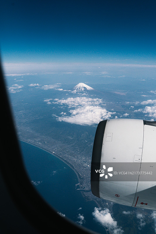 从飞机舷窗俯瞰日本关东平原和东京湾，以及白雪皑皑的富士山图片素材