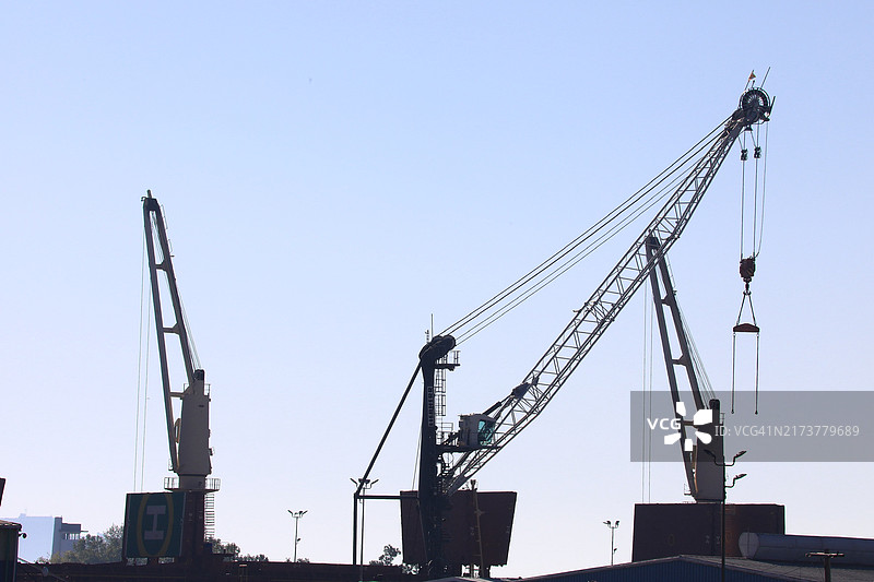 配备多个船舶起重机的造船厂图片素材