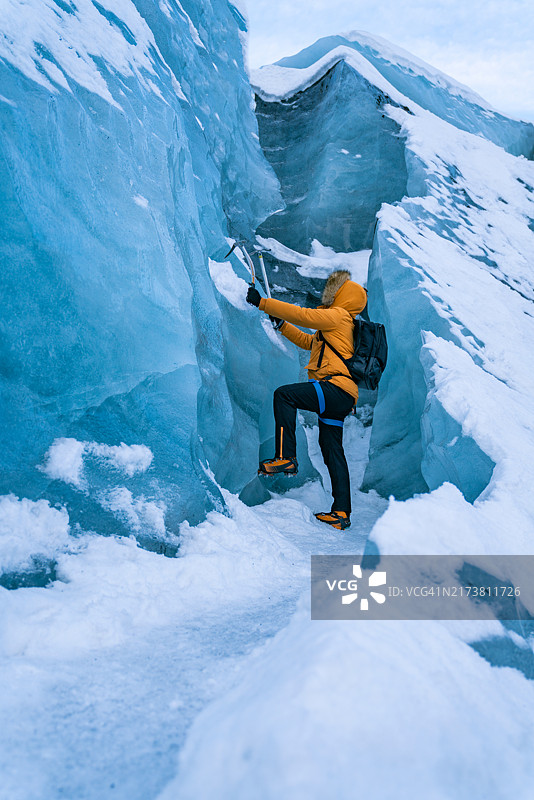 攀岩者攀登冰壁图片素材