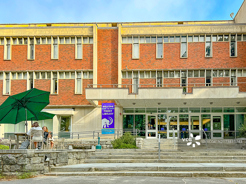 坐在阿默斯特弗罗斯特图书馆外的人图片素材