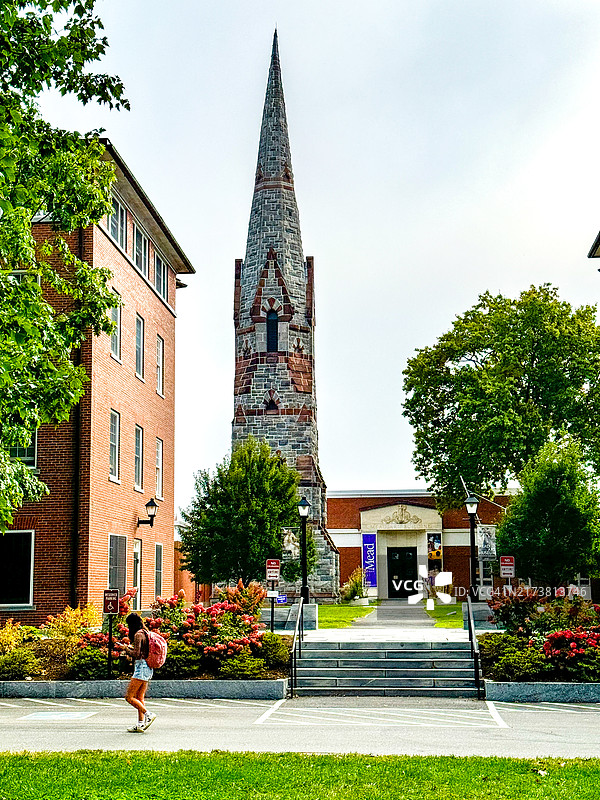 在阿默斯特米德艺术博物馆和斯特恩斯尖塔附近行走的学生图片素材