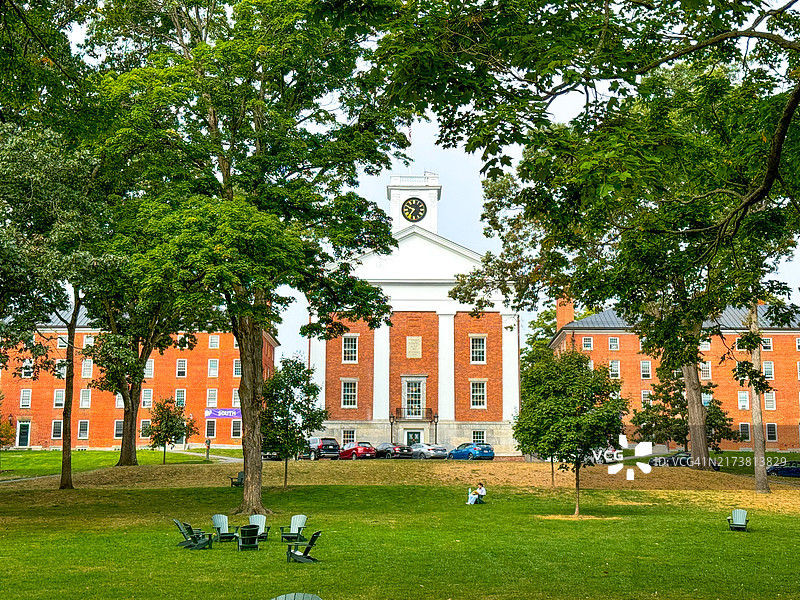 大学生坐在阿默斯特约翰逊教堂附近草坪上的椅子上图片素材