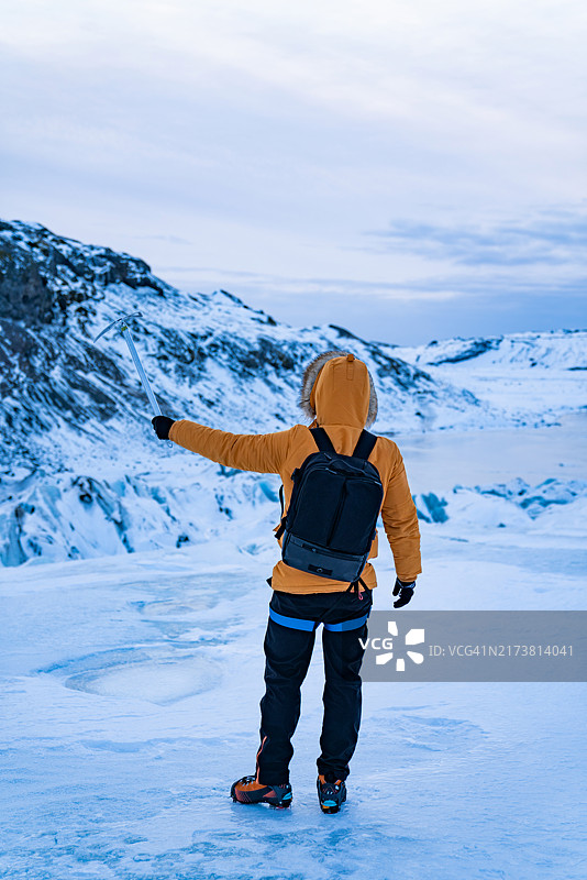 徒步者登顶冰川图片素材