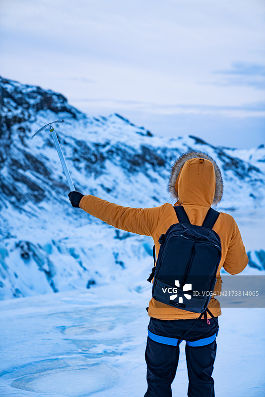 徒步者登顶冰川图片素材