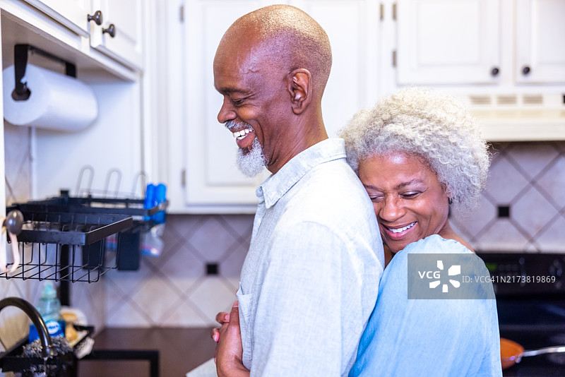 厨房里的年长黑人夫妇图片素材
