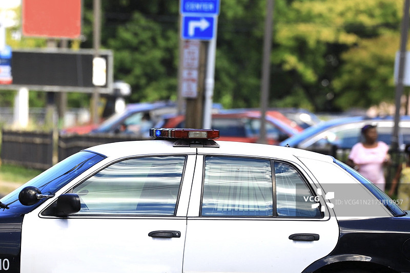 黑白涂装的警车图片素材