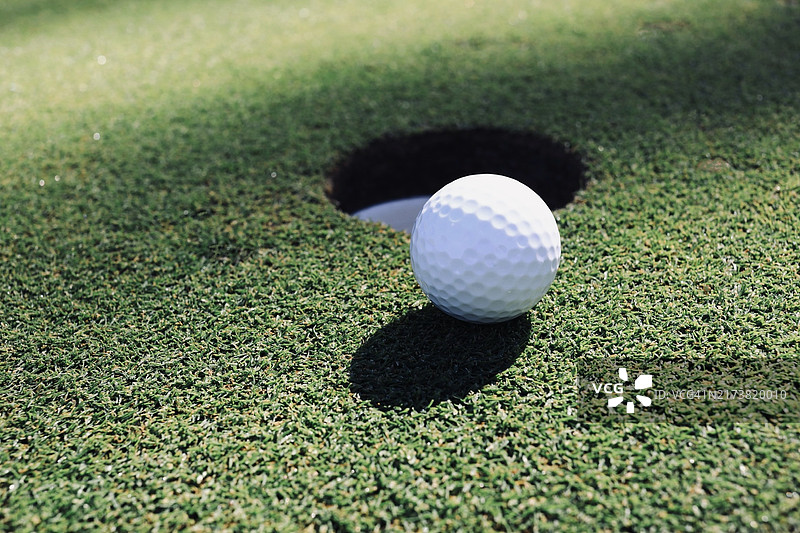 休闲高尔夫球与球洞图片素材