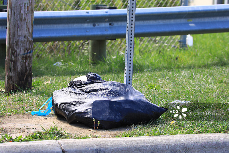 路边的垃圾袋图片素材