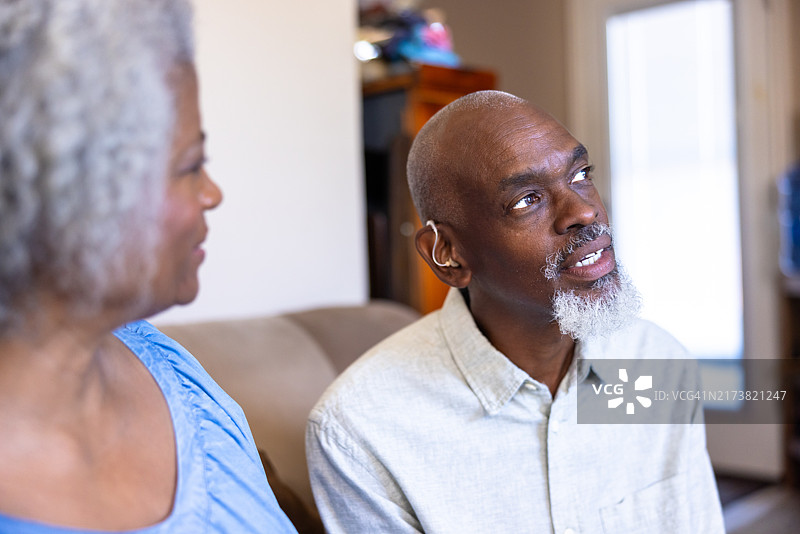 戴助听器的黑人老人图片素材