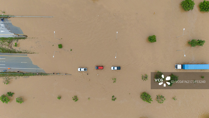 台风“雅吉”席卷东南亚期间，道路被淹车辆抛锚鸟瞰图片素材