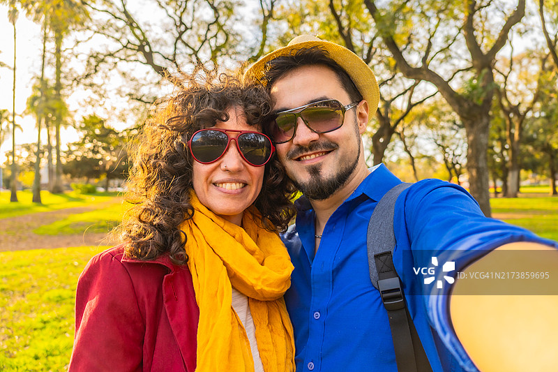 在公园自拍的可爱拉丁裔情侣图片素材