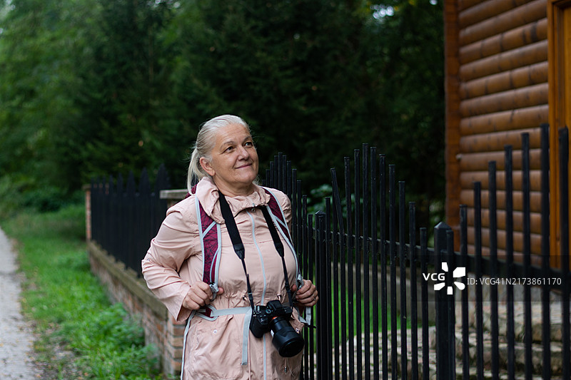 山区小屋旁的女徒步者图片素材