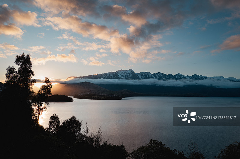 皇后镇湖泊和山脉图片素材