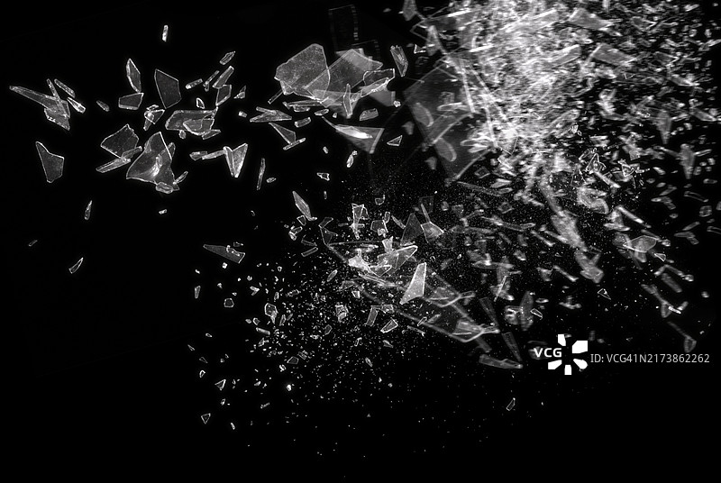 黑色背景上的破碎玻璃，展示了破碎玻璃的抽象纹理细节，该图像非常适合用于背景、纹理或抽象艺术项目图片素材