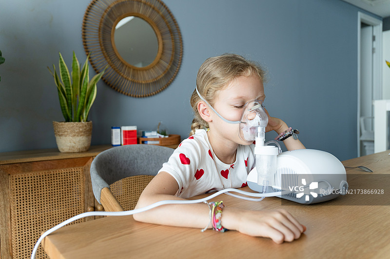 女孩在家吸入药物预防流感病毒图片素材