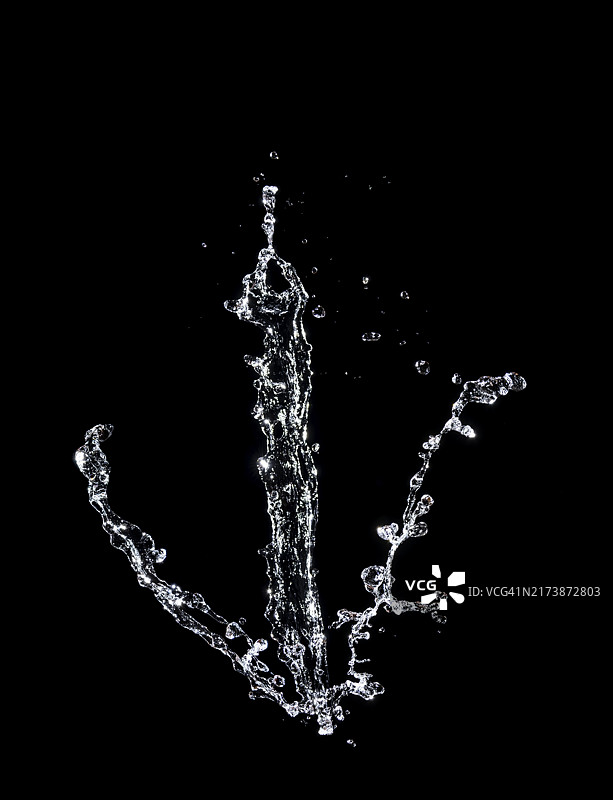 黑色背景上透明自然水花飞溅图片素材