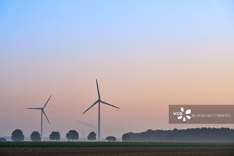 可再生能源 - 农田上的风力发电厂图片素材