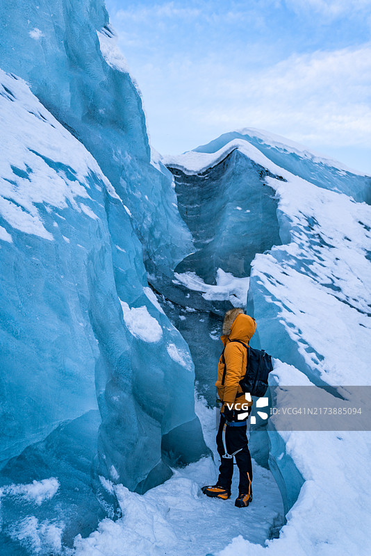 攀登者准备攀登冰壁图片素材