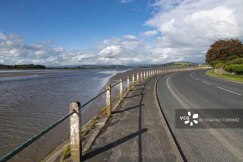 坎布里亚郡桑德赛德肯特河口旁的公路图片素材