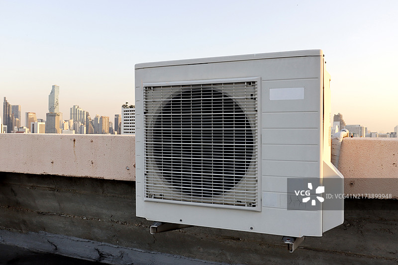 安装在建筑物外部的空调室外机压缩机图片素材