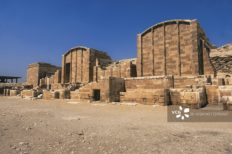 塞加拉的左塞尔金字塔是历史上已知的最古老、最完整的石头建筑群。在埃及,伴随着塞加拉金字塔群上方令人惊叹的日出迎接新的一天,这是一种永恒的体验图片素材