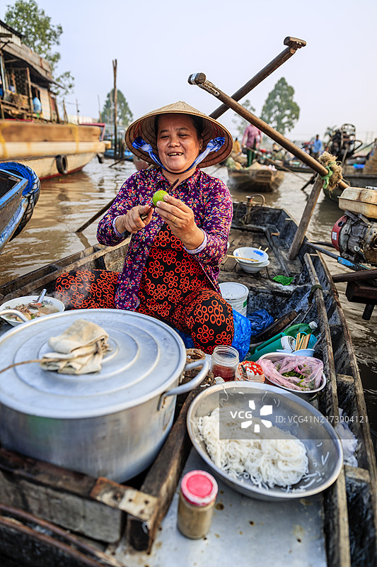越南湄公河三角洲水上市场卖米粉的妇女图片素材