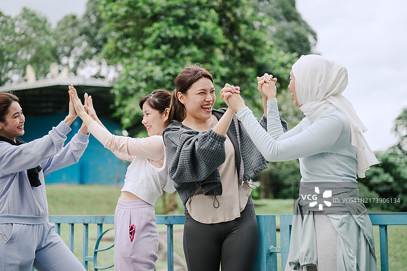 运动员在成功锻炼后互相击掌图片素材
