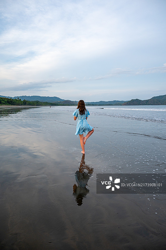 女孩在哥斯达黎加坦博海滩放松图片素材