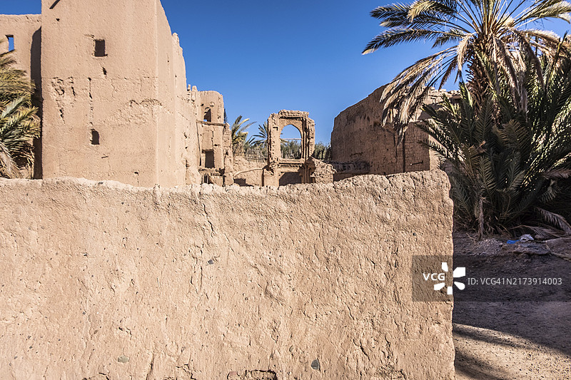 柏柏尔人建造的古老城堡，具有传统的泥砖建筑和复杂的瓷砖工艺，摩洛哥，斯库拉图片素材