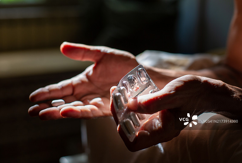 男子躺在床上吃药图片素材