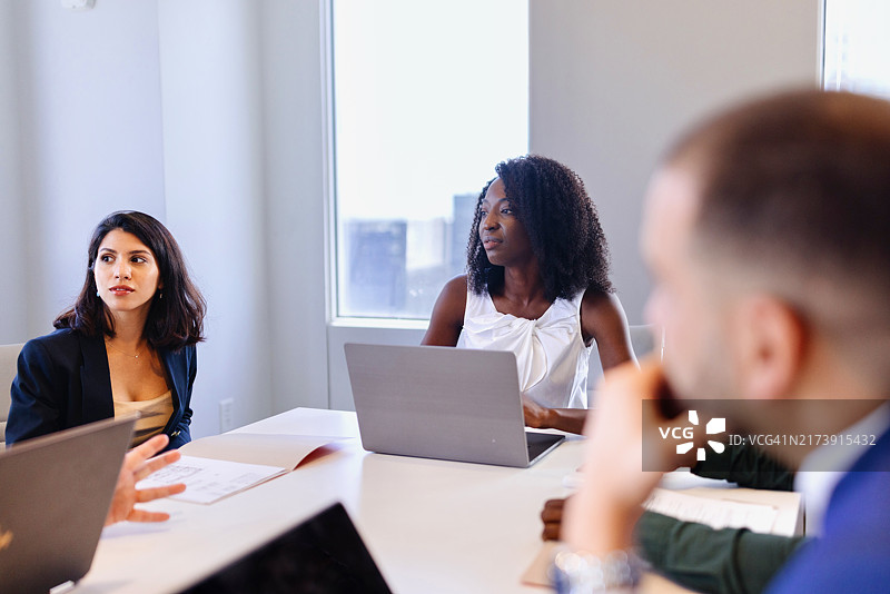 女经理与客户交谈图片素材
