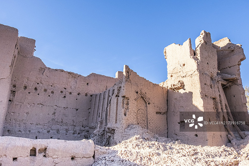 阿特拉斯山脉的古老城堡，位于斯库拉，拥有传统建筑和周围景观的壮丽景色图片素材