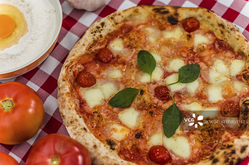 手工披萨，雏菊装饰，意式格纹毛巾背景，多种食材图片素材