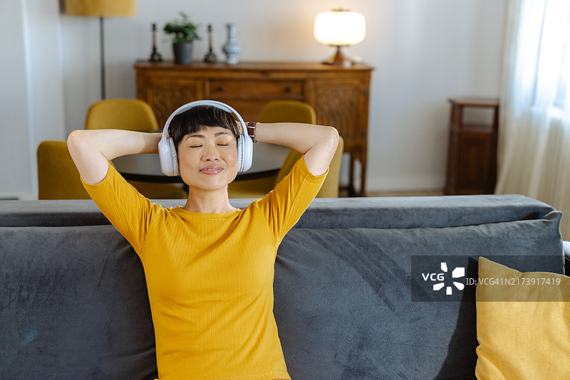 在家放松听音乐的日本中年妇女图片素材