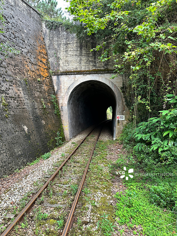 废弃的火车隧道图片素材