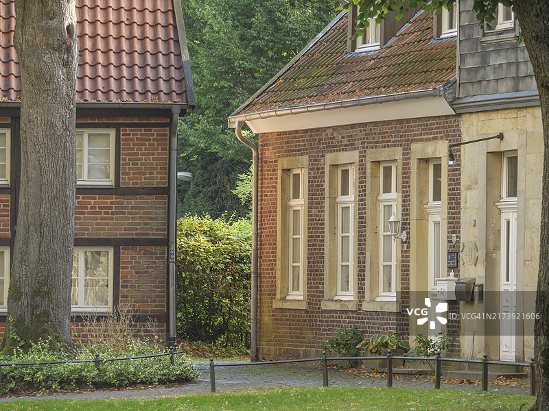 带百叶窗和树木的传统砖房外墙，德国明斯特兰比勒贝克图片素材