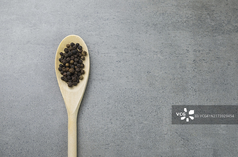 木勺中的黑胡椒粉图片素材