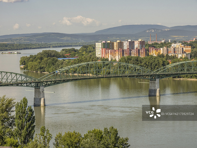 匈牙利埃斯泰尔戈姆：宽阔河流上的桥梁图片素材